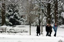 students walk snow 3 2005.jpg