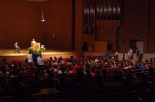 Charles Fishman speaking to the crowd in the Green Center