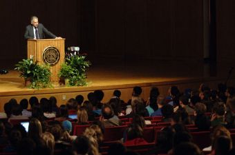 Ralph Nader sepaking to the crowd during the Ubben Lecture