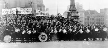 1919 DePauw Fans Monument Circle.jpg