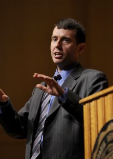 Closeup of David Plouffe next to the lecturn during the Ubben Lecture
