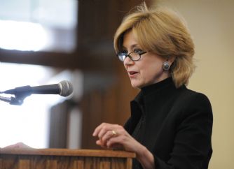 Closeup of Jane Pauley delivering an Ubben Lecture