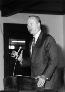 David R. Gergen delivering an Ubben Lecture