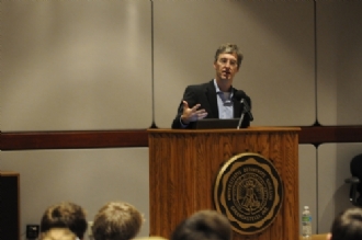 Steven Levitt addressing students