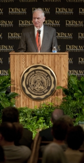 Lee Hamilton behind a lecturn delivering an Ubben Lecture