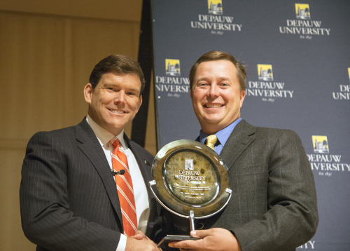 Bret Baier receiving Distinguished Alumni Achievement Award