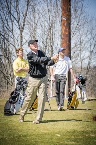 Dan Quayle Golfs With Students.jpg