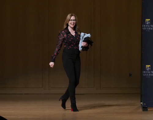 Jenna Fischer walking on stage