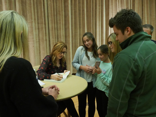 Jenna Fischer at a book signing