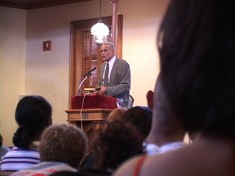 Harry Belafonte delivering an Ubben Lecgture