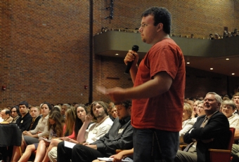 Student asking a question during the Ubben Lecture