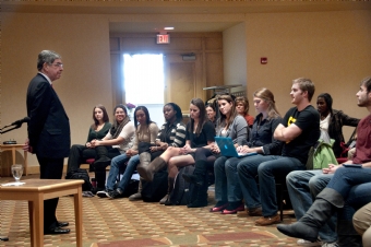 Oscar Arias talking with students