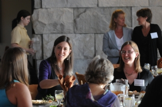 Rebecca Skloot having lunch with students